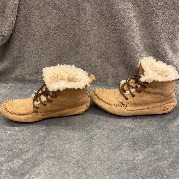 COPY - EUC Chickaree Ugg moccasin booties size 6 - Picture 5 of 8